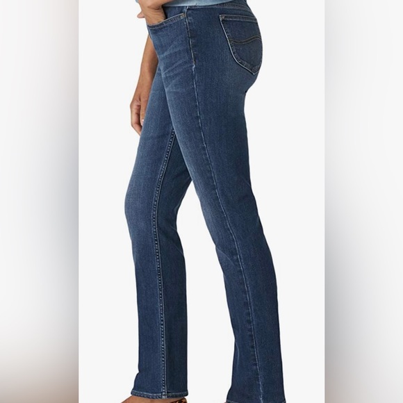 Lee Women's Denim - Lee Women's Regular Fit Straight Leg Jean size 6